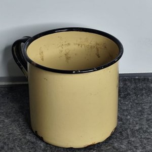 Taza Esmaltada Beige con Borde Negro y Asa - imagen 5