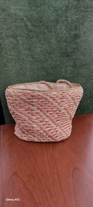 Lote siguiente: Bolsa de Wicker Colorida y Hecha a Mano