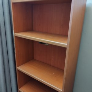 Estantería de madera con dos puertas inferiores - imagen 4