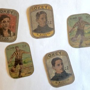 Lote siguiente: Colección de 5 Chapitas Metálicas "Okey" de Fútbol Uruguayo Años 30
