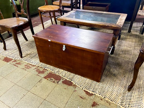 Baúl de madera marrón con herrajes metálicos