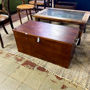 Lote siguiente: Baúl de madera marrón con herrajes metálicos