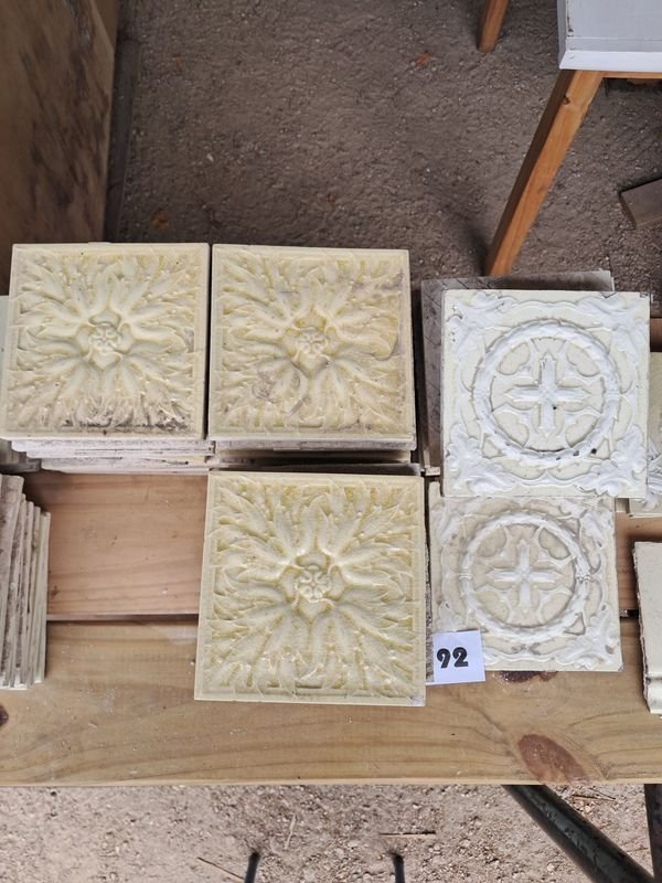 Mayólicas cerámicas con relieve floral - imagen 2