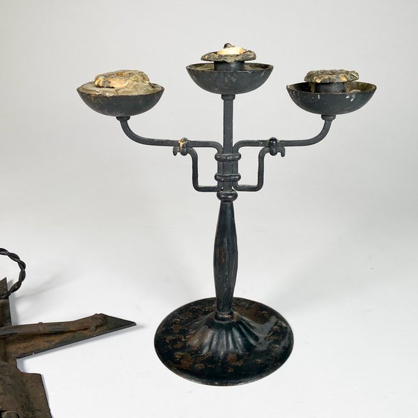 Candelabro de hierro artesanal con cruz - imagen 2