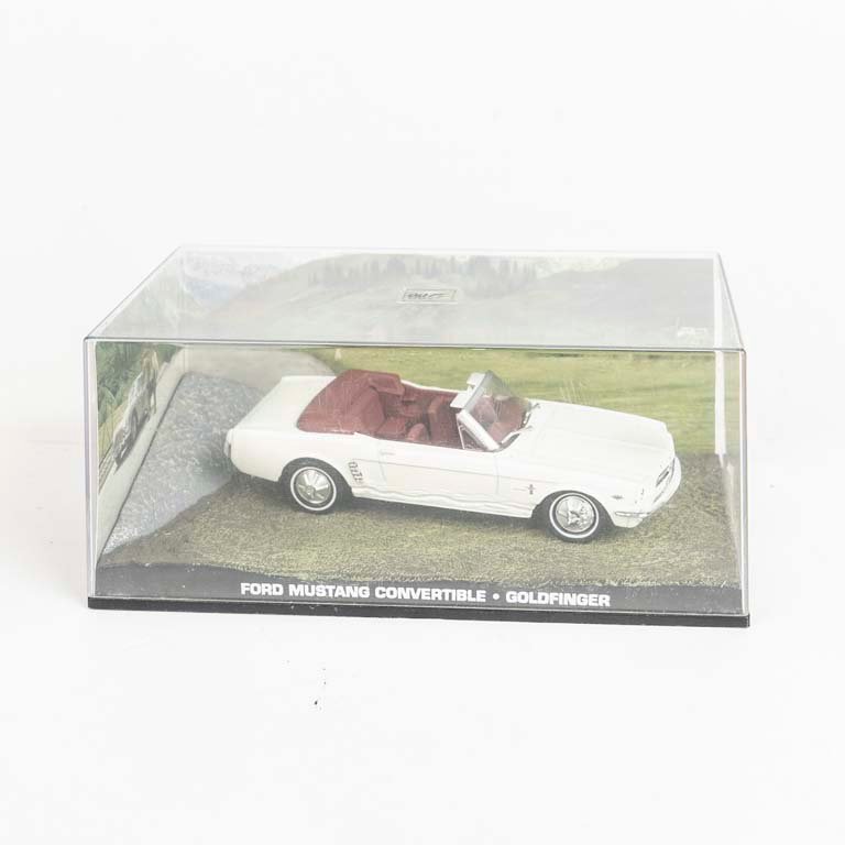 Auto Ford Mustang convertible de la película James Bond Goldfinger escala 1/24