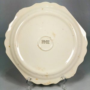 Plato de Porcelana Inglesa con Personajes Florales y Borde Dorado - imagen 4