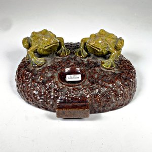 Lote siguiente: Tintero de Gres Esmaltado con Ranas Decorativas