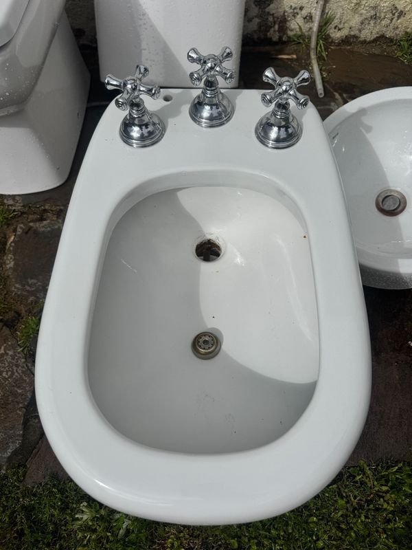 Bidet Ferrum Blanco con Grifería Cromada