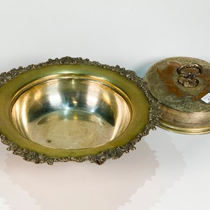 Centro de Mesa Vintage de Metal Labrado con Tapa y Tres Patitas - imagen 3