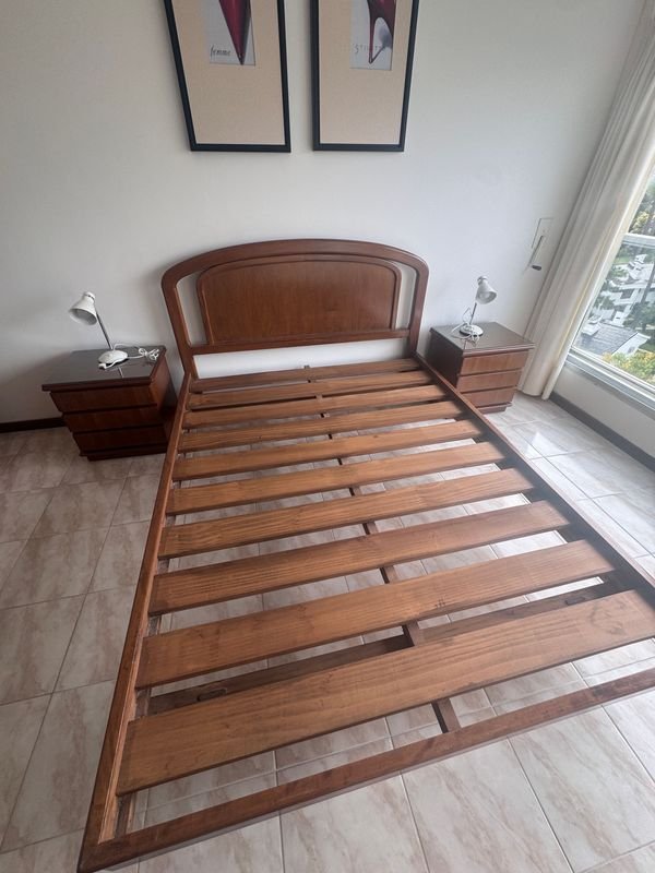 Cama de 2 plazas con respaldo, muy buena madera, buen estado