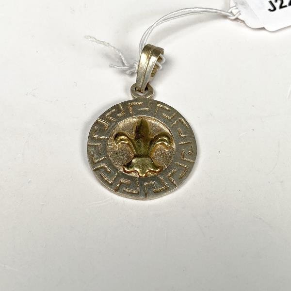 Colgante de Plata con Flor de Lis y Diseño Grecorromano