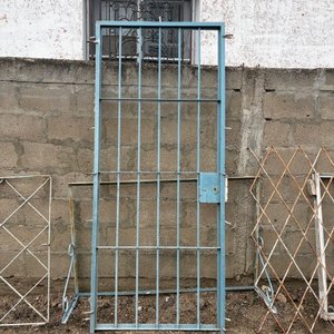 Lote anterior: Puerta de Hierro con Marco y Reja
