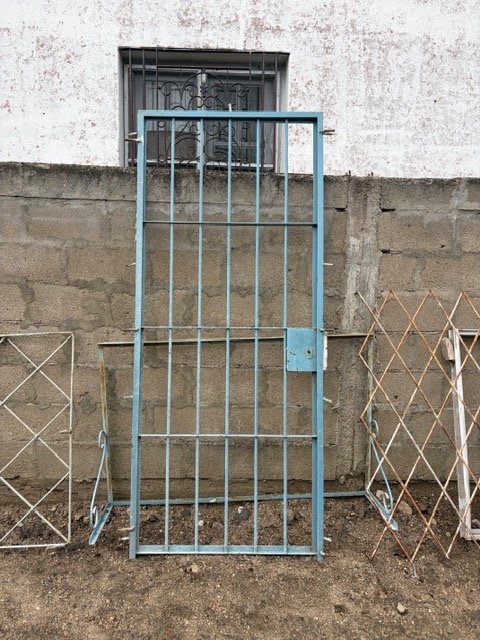 Puerta de Hierro con Marco y Reja