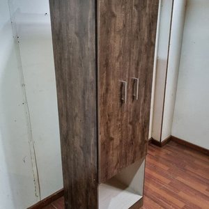 Estantería Oscura con Puertas y Estantes Interiores - imagen 3