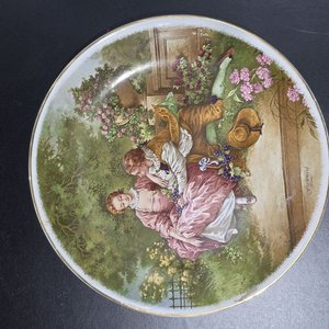 Par de Platos Decorativos de Porcelana Francesa con Escenas Galantes - imagen 7