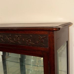 Vitrina Antigua de Roble con Detalles Tallados y Estantes de Cristal - imagen 4