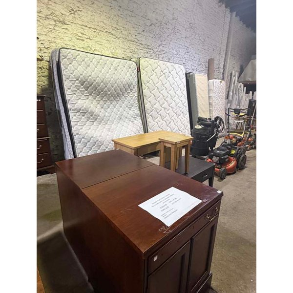 Muebles de madera y colchones
