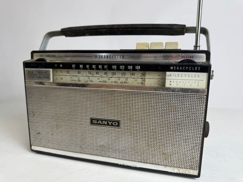 Antigua radio Sanyo en venta - imagen 3