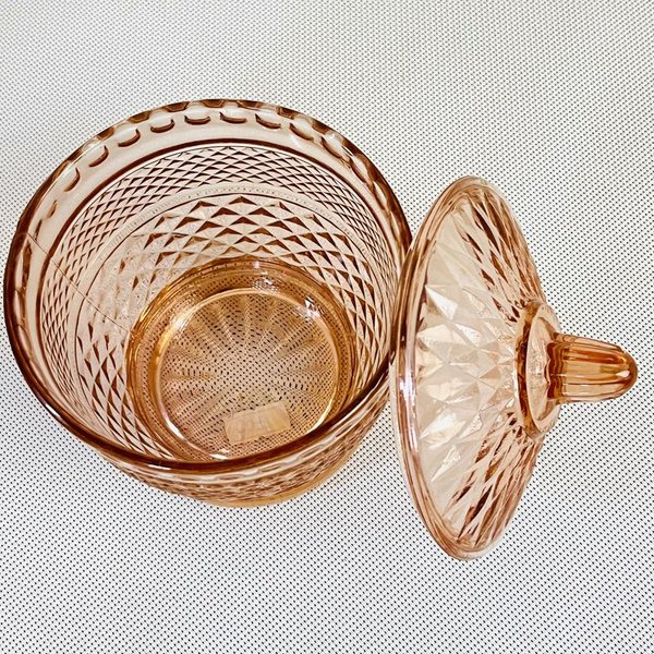 Pote de vidrio rosa labrado con tapa antigua - imagen 4