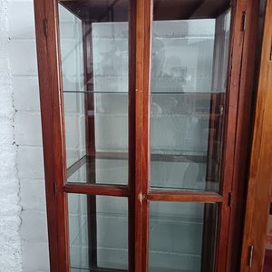 Vitrina Antigua de Madera con Puertas y Estantes de Vidrio - imagen 4