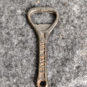 Destapador Antiguo "Agua Salus" Metal - imagen 3