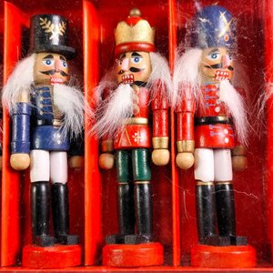 Set de 6 Cascanueces Navideños Colgantes, Soldados de Madera, 12cm - imagen 4