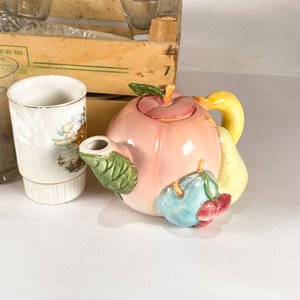 Variedad de Vajilla: Platos, Vasos, Tazas y Tetera Decorativa - imagen 3