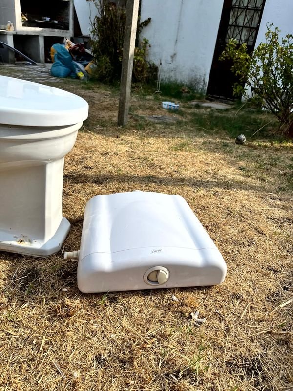 Juego de Baño Olmo de Loza Blanca: Lavatorio con Pedestal – Bidet – Inodoro y Antiguo Bidet de Loza Cisterna de Plástico - imagen 16