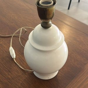 Lote siguiente: Lámpara de Mesa Antigua Blanca Cerámica con Base Metálica