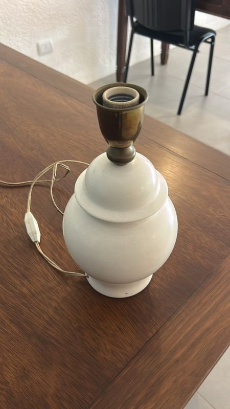 Lámpara de Mesa Antigua Blanca Cerámica con Base Metálica