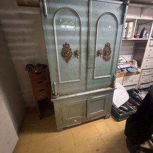 Antigua Caja Fuerte de Hierro con Llaves y Base de Madera - imagen 2