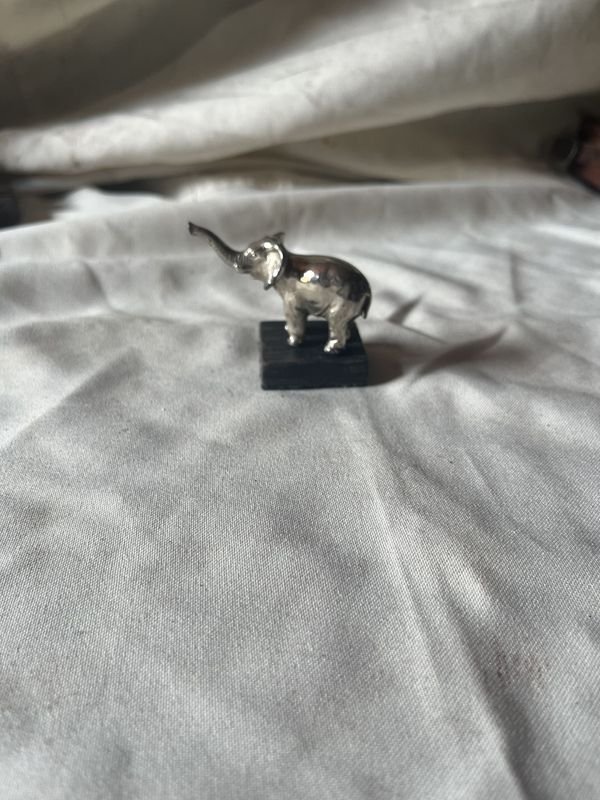 Figurita de elefante bañada en plata
