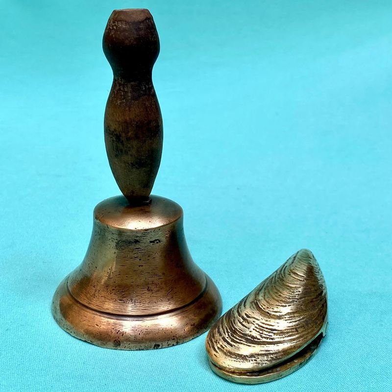 Campanas de escuela y clips apreta papeles