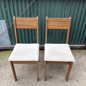 Lote siguiente: Par de Sillas de Madera con Tapizado Beige
