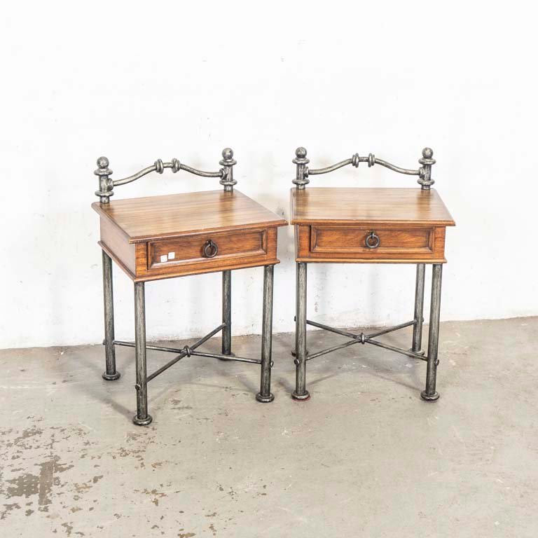 Lote anterior: Mesitas de luz rústicas de madera de cerezo con bases metálicas