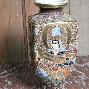Florero Oriental de Porcelana Japonesa Satsuma con Figuras y Detalles Dorados - imagen 3