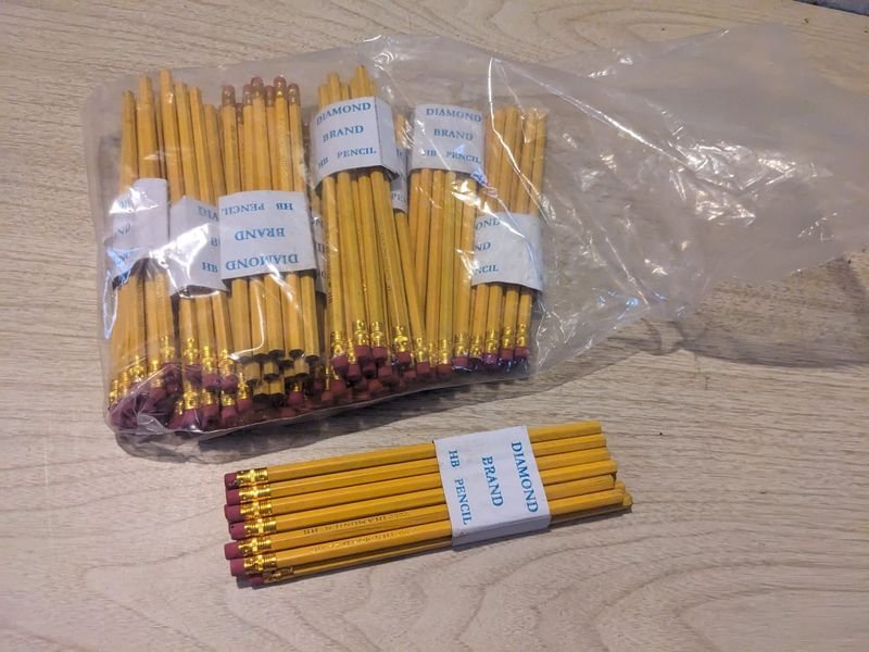 Lápices escolares y corchetes de goma