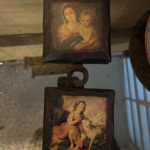 Lote anterior: Cuadro Colgante Religioso con Imagen de la Virgen María y el Niño Jesús