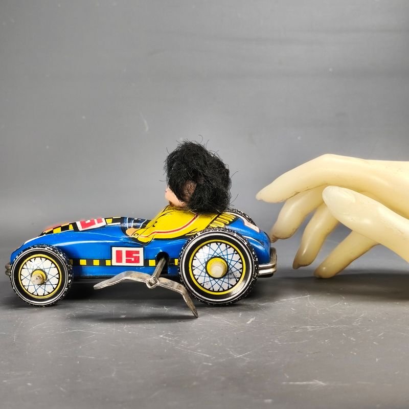 Juguetes de época: Auto de chapa litografiada N°15 a cuerda con conductor - imagen 2