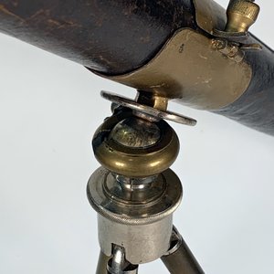 Catalejo Antiguo de Metal y Cuero con Trípode Telescópico - imagen 2