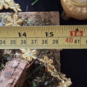 Pesebre Navideño con Establo de Madera y Figuras de Porcelana - imagen 5