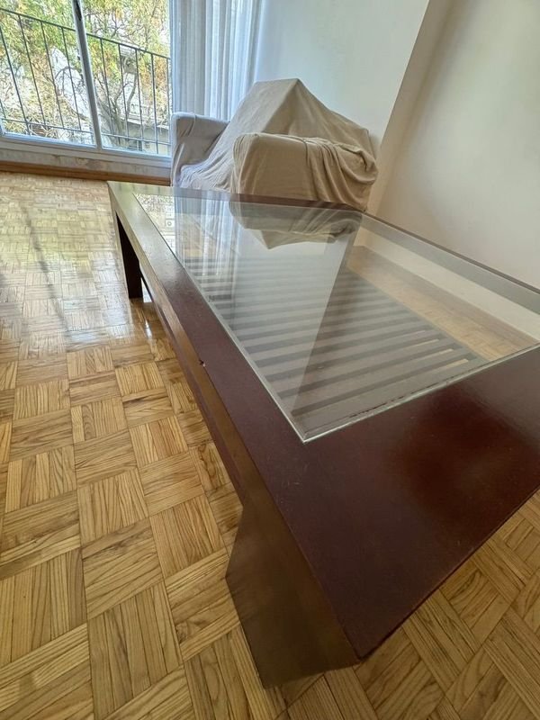 Mesa ratona en madera con tapa de vidrio y estante envarillado - imagen 6