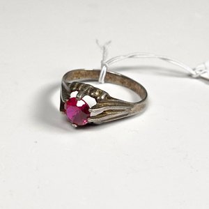 Anillo de Plata con Piedra Roja Estilo Clásico - imagen 2