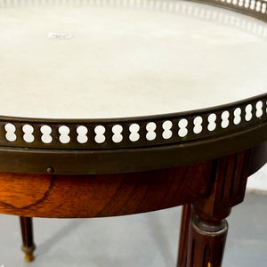 Mesa de Centro Inglesa en Cedro con Tablero de Mármol y Barandilla de Bronce - imagen 3
