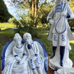 4 figuras en loza esmaltada asiatica de estilo victoriano (caballero, damas y 2 geishas mas un jarron) - imagen 3