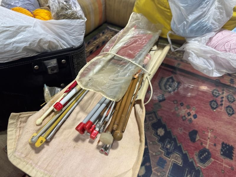 Gigantesco lote de materiales para tejer y crochet - imagen 3