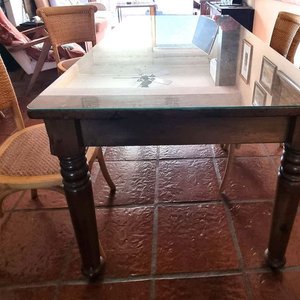 Mesa de Álamo con Vidrio y Cajones + 6 Sillas de Teka - imagen 3
