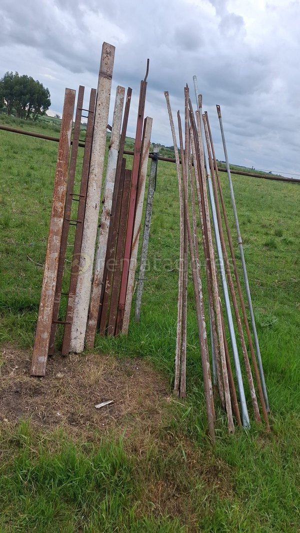Lote de Postes Metálicos y Vigas de Hierro para Construcción
