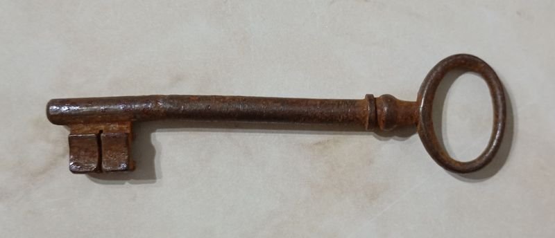 Llave de Hierro Antigua - Accesorio para Vehículos
