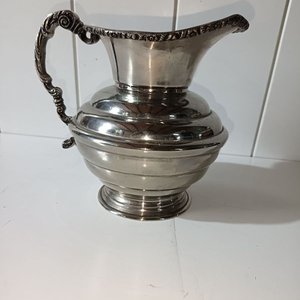 Jarra Antigua de Metal Plateado con Detalles Ornamentales - imagen 2
